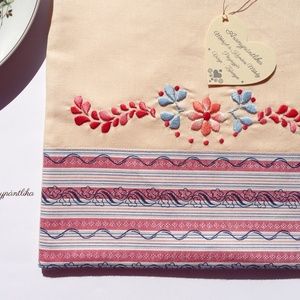 Kézzel hímzett konyhai tároló zsák/ kenyeres zsák (hímzett, vajszínű-kék-piros) - Aranypántlika, Táska & Tok, Bevásárlás & Shopper táska, Kenyeres zsák, Varrás, Hímzés, MESKA