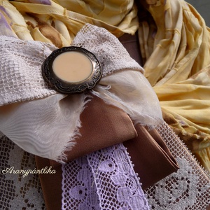 Vanília hernyóselyem stóla brossal - Aranypántlika - ruha & divat - sál, sapka, kendő - stóla - Meska.hu Vanília hernyóselyem stóla brossal - Aranypántlika - ruha & divat - sál, sapka, kendő - stóla - Meska.hu