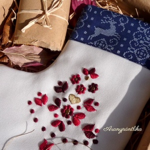 Hímzett csizmás ajándékbox (bordó), Karácsony, Karácsonyi lakásdekoráció, Karácsonyfadíszek, Varrás, Hímzés, MESKA