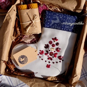 Hímzett csizmás ajándékbox (bordó) - karácsony - karácsonyi lakásdekoráció - karácsonyfadíszek - Meska.hu