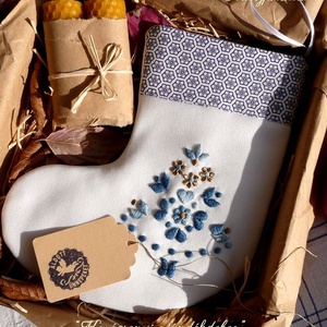 Hímzett csizmás ajándékbox (kék) - karácsony - karácsonyi lakásdekoráció - karácsonyfadíszek - Meska.hu