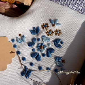 Hímzett csizmás ajándékbox (kék), Karácsony, Karácsonyi lakásdekoráció, Karácsonyfadíszek, Varrás, Hímzés, MESKA