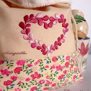 Kézzel hímzett textilzsák (bordó szívvel) - táska & tok - bevásárlás & shopper táska - shopper, textiltáska, szatyor - Meska.hu