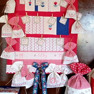 Adventi naptár mikulás zsákkal (piros-kék-fehér) - karácsony - adventi díszek - adventi naptár - Meska.hu