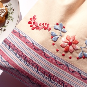 Kézzel hímzett konyhai tároló zsák/ kenyeres zsák (hímzett, vajszínű-kék-piros) - Aranypántlika - táska & tok - bevásárlás & shopper táska - kenyeres zsák - Meska.hu