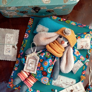 Nyuszika bőröndben - játék & sport - plüssállat & játékfigura - plüss mesefigurák - Meska.hu