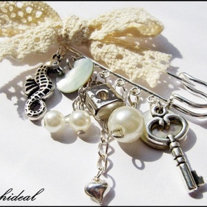 Romantikus kitűző - gyöngyház - Meska.hu