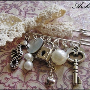 Romantikus kitűző - gyöngyház -  - Meska.hu