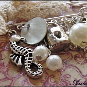 Romantikus kitűző - gyöngyház -  - Meska.hu