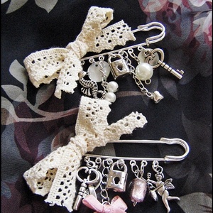 Romantikus kitűző - gyöngyház -  - Meska.hu