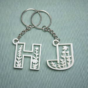 Virágos betű kulcstartó - táska & tok - kulcstartó & táskadísz - kulcstartó - Meska.hu