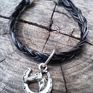 Egyedi medálos lószőr karkötő  - Meska.hu