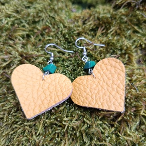 Szív alakú bőr fülbevaló, Ékszer, Fülbevaló, Lógó fülbevaló, Bőrművesség, Gyöngyfűzés, gyöngyhímzés, MESKA