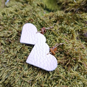 Szív alakú bőr fülbevaló, Ékszer, Fülbevaló, Lógó fülbevaló, Bőrművesség, Gyöngyfűzés, gyöngyhímzés, MESKA