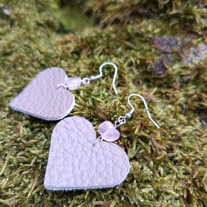 Szív alakú bőr fülbevaló, Ékszer, Fülbevaló, Lógó fülbevaló, Bőrművesség, Gyöngyfűzés, gyöngyhímzés, MESKA