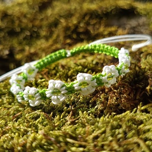 Tavaszi virágos makramé karkötő  - ékszer - karkötő - gyöngyös karkötő - Meska.hu