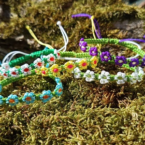 Tavaszi virágos makramé karkötő  - ékszer - karkötő - gyöngyös karkötő - Meska.hu