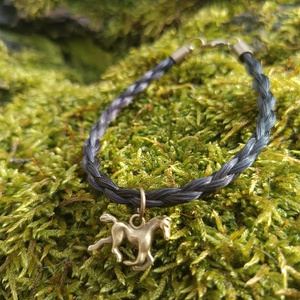 Egyedi medálos lószőr karkötő - Meska.hu