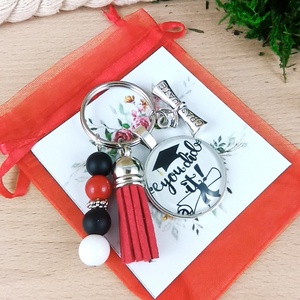 Diplomaosztóra piros bojtos üveglencsés kulcstartó táskadísz  - táska & tok - kulcstartó & táskadísz - kulcstartó - Meska.hu