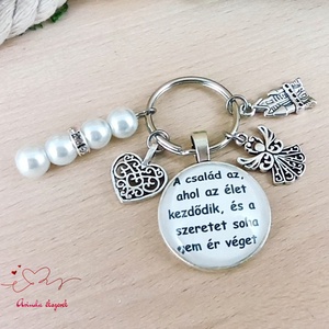 A család az, ahol az élet kezdődik és a szeretet soha nem ér véget feliratos üveglencsés kulcstartó táskadísz  - táska & tok - kulcstartó & táskadísz - kulcstartó - Meska.hu
