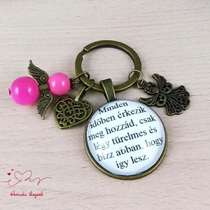 Minden időben érkezik meg hozzád csak légy türelmes üveglencsés kulcstartó táskadísz pink angyallal - táska & tok - kulcstartó & táskadísz - kulcstartó - Meska.hu