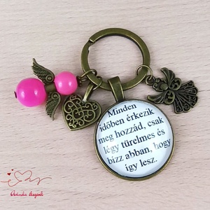 Minden időben érkezik meg hozzád csak légy türelmes üveglencsés kulcstartó táskadísz pink angyallal - táska & tok - kulcstartó & táskadísz - kulcstartó - Meska.hu