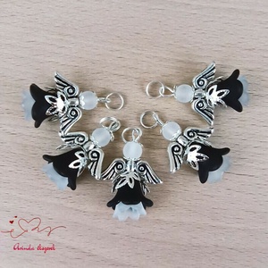 Angyalka medál fekete-fehér 5 db-os csomagban ajándékkártyával karácsonyi apróság kollégának osztálytársnak vendégnek - karácsony - karácsonyi ajándékozás - karácsonyi képeslap, üdvözlőlap, ajándékkísérő - Meska.hu