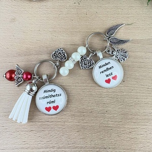 Egyedi feliratos üveglencsés kulcstartó táskadísz - Meska.hu