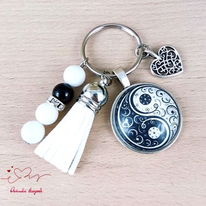 Jinjang mintás fehér bojtos üveglencsés kulcstartó táskadísz  - táska & tok - kulcstartó & táskadísz - kulcstartó - Meska.hu