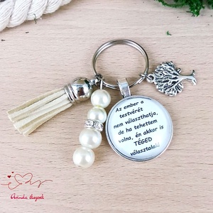 Az ember a testvérét nem választhatja de ha tehettem volna feliratos krém bojtos üveglencsés kulcstartó táskadísz - Meska.hu