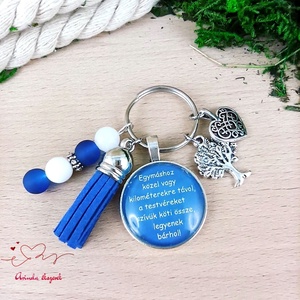 Egymáshoz közel vagy kilométerekre távol kék feliratos üveglencsés kulcstartó táskadísz, Táska & Tok, Kulcstartó & Táskadísz, Táskadísz, Ékszerkészítés, Gyöngyfűzés, gyöngyhímzés, MESKA