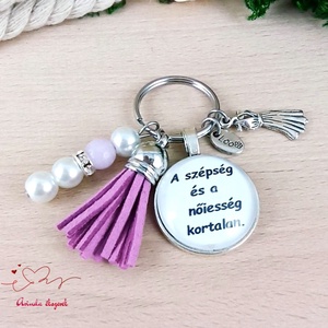 A szépség és a nőiesség kortalan feliratos rózsaszín bojtos üveglencsés kulcstartó táskadísz , Táska & Tok, Kulcstartó & Táskadísz, Kulcstartó, Ékszerkészítés, Gyöngyfűzés, gyöngyhímzés, MESKA