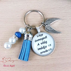 Légy önmagad! A világ imádja az eredetit. feliratos bojtos üveglencsés kulcstartó táskadísz , Táska & Tok, Kulcstartó & Táskadísz, Kulcstartó, Ékszerkészítés, Gyöngyfűzés, gyöngyhímzés, MESKA