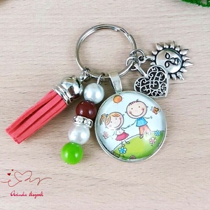 Játszó gyerekek piros bojtos üveglencsés kulcstartó táskadísz pedagógusnak, Táska & Tok, Kulcstartó & Táskadísz, Táskadísz, Gyöngyfűzés, gyöngyhímzés, Ékszerkészítés, MESKA