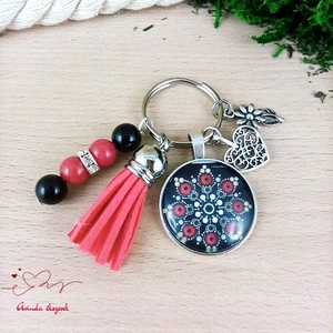 Fekete mandala piros bojtos üveglencsés kulcstartó táskadísz  - táska & tok - kulcstartó & táskadísz - kulcstartó - Meska.hu