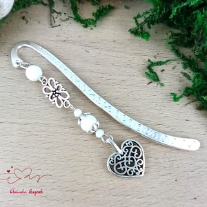 Szív charm könyvjelző pedagógusnapra � fehér gyöngyökkel, Könyv & Zene, Könyvjelző, Ékszerkészítés, Gyöngyfűzés, gyöngyhímzés, MESKA