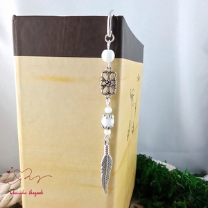 Toll charm könyvjelző � fehér gyöngyökkel, pedagógusnapi ajándék - könyv & zene - könyvjelző - Meska.hu