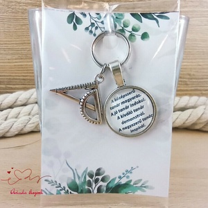 Vonalzó medálos üveglencsés kulcstartó pedagógusnapra - Meska.hu