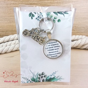 Motor medálos üveglencsés kulcstartó pedagógusnapra, Táska & Tok, Kulcstartó & Táskadísz, Kulcstartó, Ékszerkészítés, Gyöngyfűzés, gyöngyhímzés, MESKA