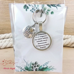 Földgömb medálos üveglencsés kulcstartó pedagógusnapra, Táska & Tok, Kulcstartó & Táskadísz, Kulcstartó, Ékszerkészítés, Gyöngyfűzés, gyöngyhímzés, MESKA