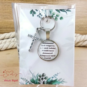 Kereszt medálos üveglencsés kulcstartó pedagógusnapra - Meska.hu