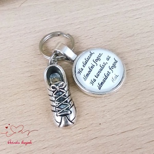 Tornacipő medálos üveglencsés kulcstartó pedagógusnapra - táska & tok - kulcstartó & táskadísz - kulcstartó - Meska.hu