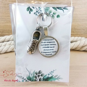 Tornacipő medálos üveglencsés kulcstartó pedagógusnapra - Meska.hu