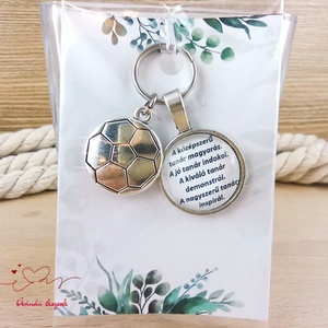 Focilabda medálos üveglencsés kulcstartó pedagógusnapra - Meska.hu