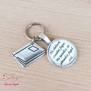 Könyv medálos üveglencsés kulcstartó pedagógusnapra - táska & tok - kulcstartó & táskadísz - kulcstartó - Meska.hu