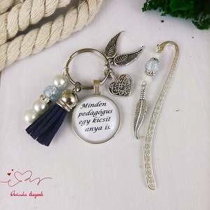 Minden pedagógus egy kicsit anya is sötétkék kulcstartó és üveglencsés könyvjelző szett - táska & tok - kulcstartó & táskadísz - kulcstartó - Meska.hu