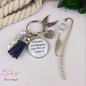 Minden pedagógus egy kicsit anya is sötétkék kulcstartó és üveglencsés könyvjelző szett - táska & tok - kulcstartó & táskadísz - kulcstartó - Meska.hu