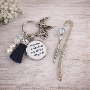 Minden pedagógus egy kicsit anya is sötétkék kulcstartó és üveglencsés könyvjelző szett - Meska.hu