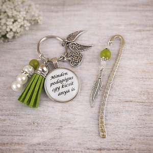 Minden pedagógus egy kicsit anya is olivazöld kulcstartó és üveglencsés könyvjelző szett - Meska.hu