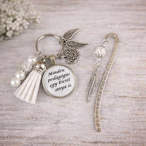 Minden pedagógus egy kicsit anya is fehér kulcstartó és üveglencsés könyvjelző szett - Meska.hu